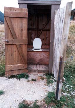 写真：山小屋(ハット)のトイレの様子